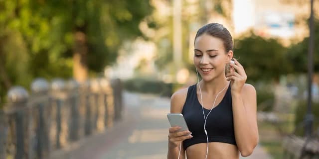Jak bezpiecznie i wygodnie nosić telefon podczas biegania – praktyczne porady